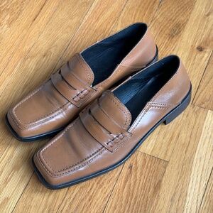 Leather tan loafers from Massimo Dutti.